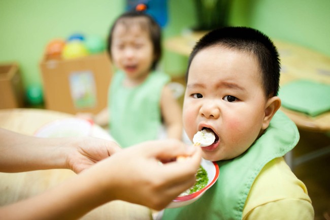 Bé trai thích thú khi ăn sáng cùng các bạn. Chùm ảnh: Đáng yêu những 'thiên thần nhỏ' ngày khai trường Chùm ảnh: Nữ sinh cực "xì tin" trong ngày khai trường